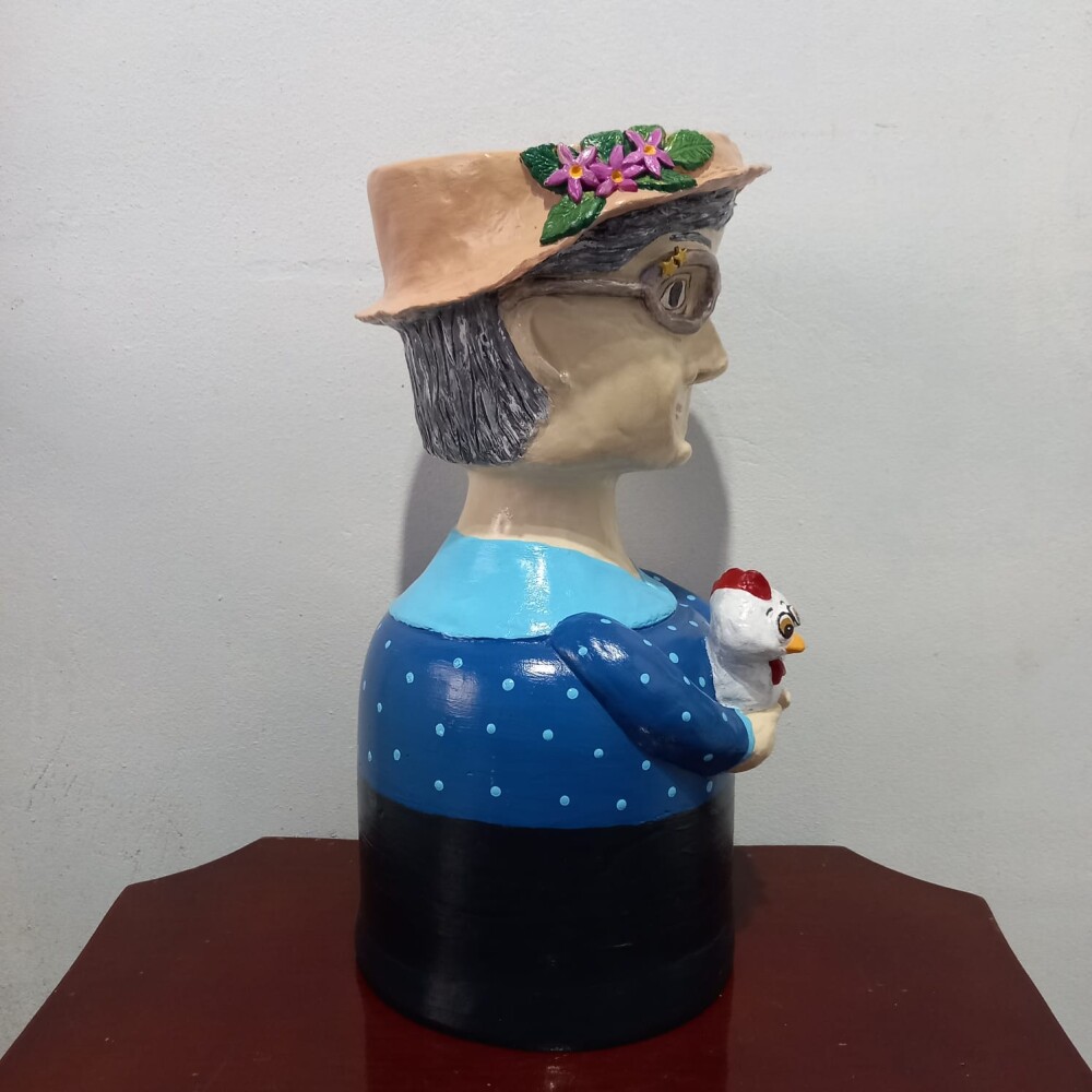 Cachepot Vovó com Pintura e Relevos Artesanal