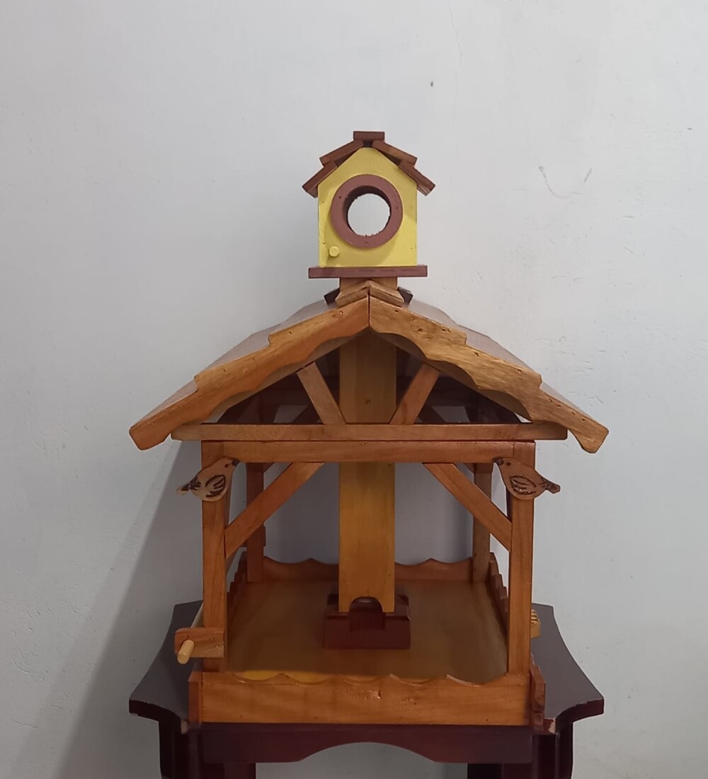 Comedouro Tratador para Pássaros com Torre Dispensadora em Madei