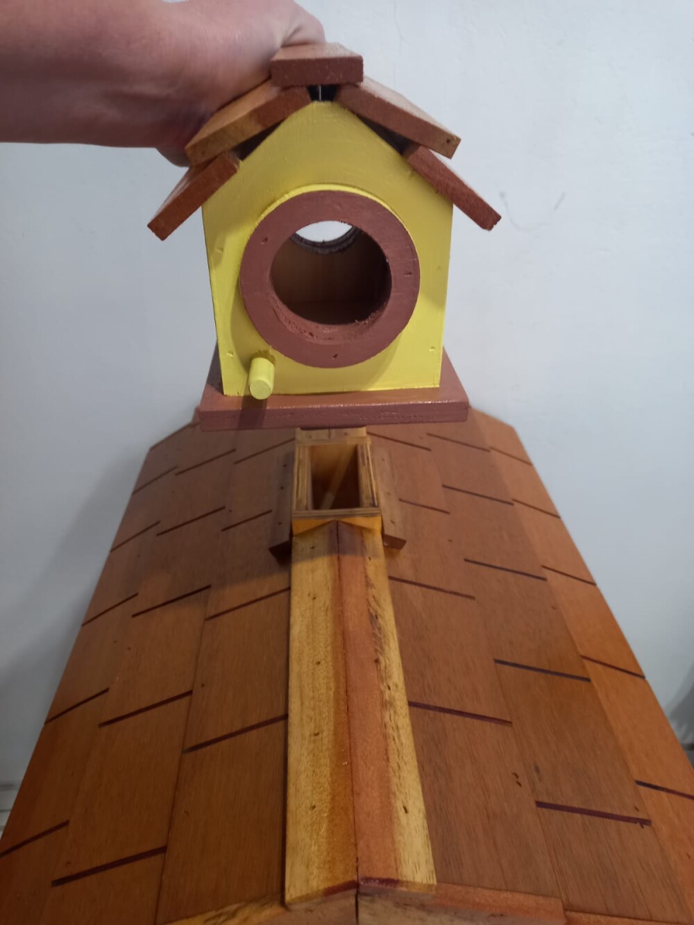 Comedouro Tratador para Pássaros com Torre Dispensadora em Madei