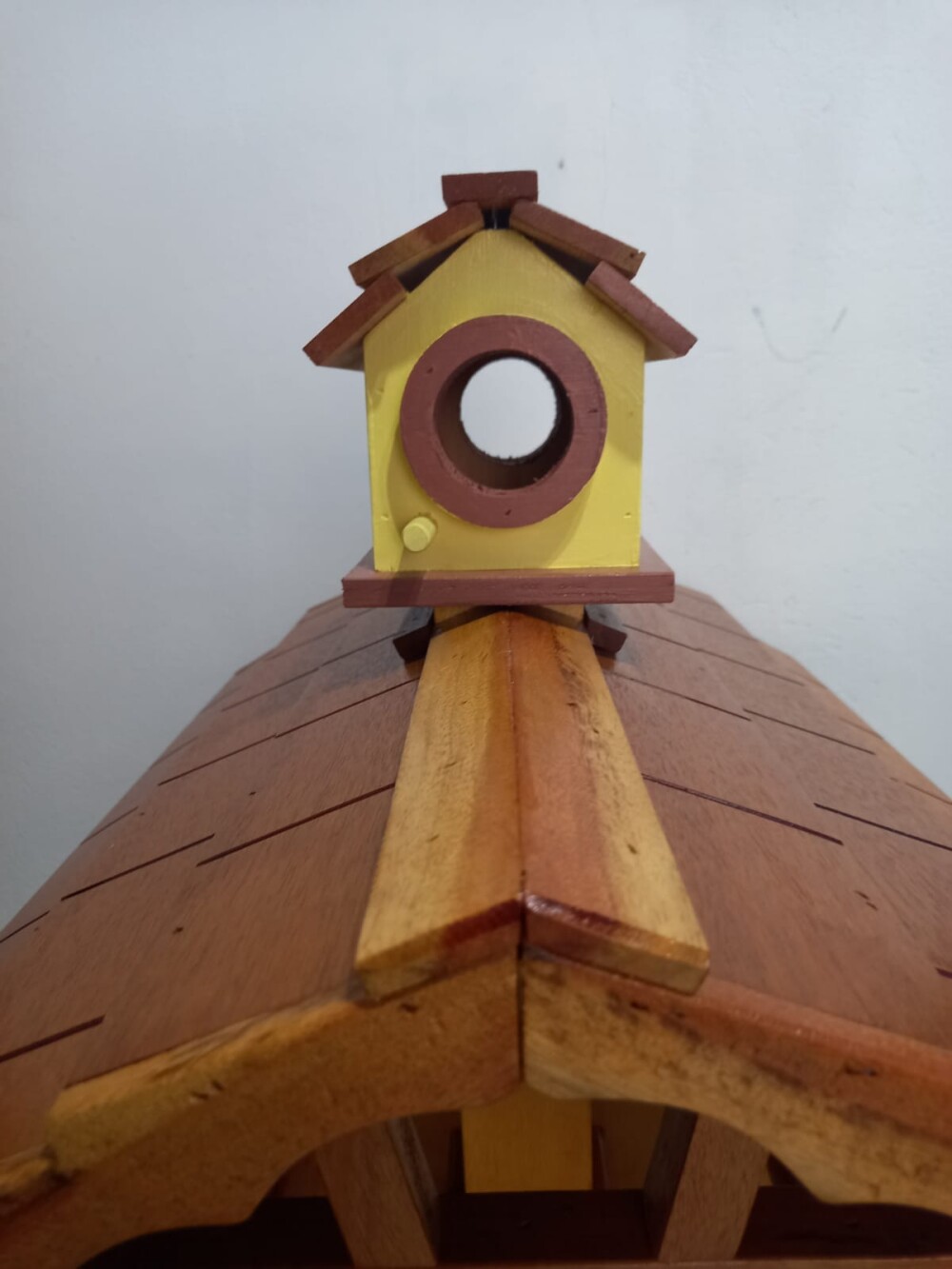 Comedouro Tratador para Pássaros com Torre Dispensadora em Madei
