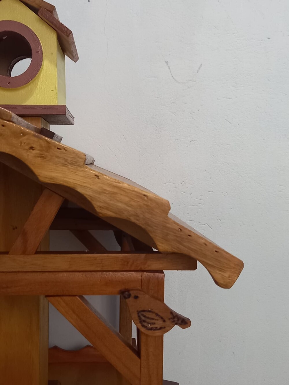Comedouro Tratador para Pássaros com Torre Dispensadora em Madei