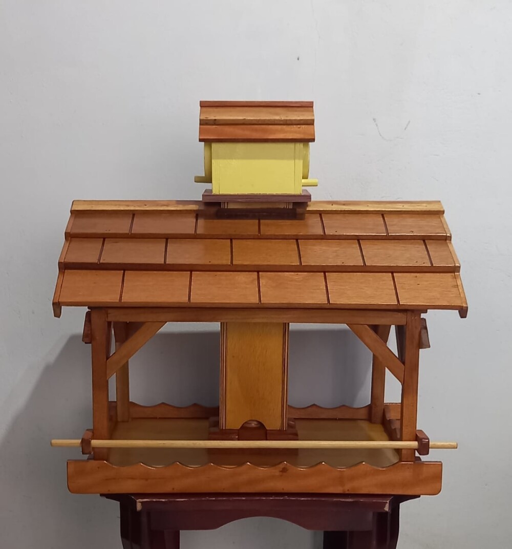 Comedouro Tratador para Pássaros com Torre Dispensadora em Madei