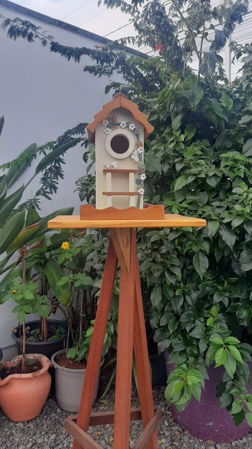 Casinha de Pássaros Bege com Bandeja de Alimento em Madeira Artesanal