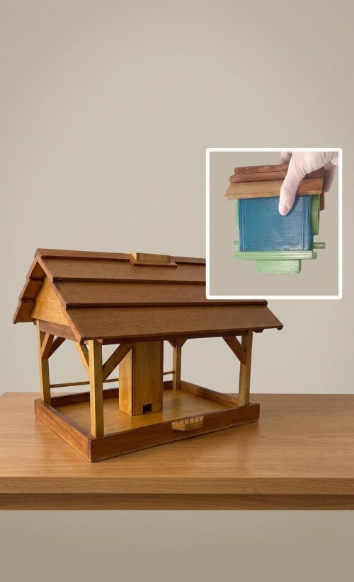 Comedouro Tratador para Pássaros com Torre Dispensadora em Madei