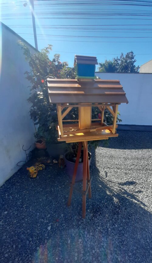 Comedouro Tratador para Pássaros com Torre Dispensadora em Madei