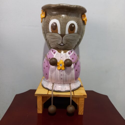 Cachepot  de Coelha com Pintura e Relevos  Artesanal