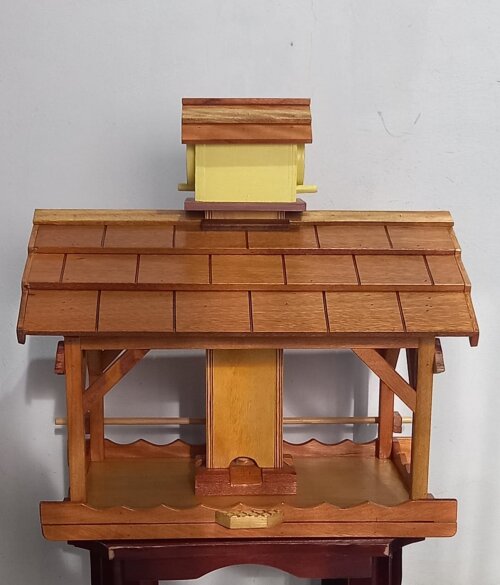 Comedouro Tratador para Pássaros com Torre Dispensadora em Madeira