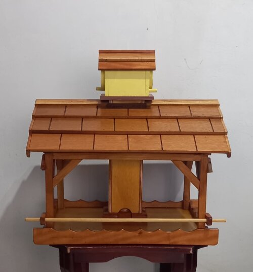 Comedouro Tratador para Pássaros com Torre Dispensadora em Madei