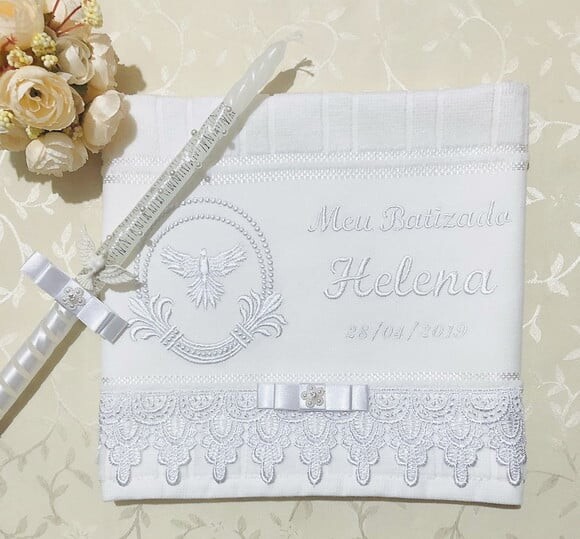 Kit de Batizado Toalha Bordada e Personalizada e Vela Decora