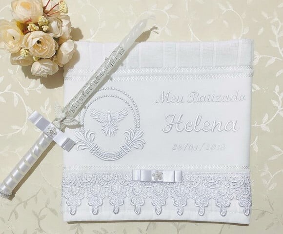 Kit de Batizado Toalha Bordada e Personalizada e Vela Decora