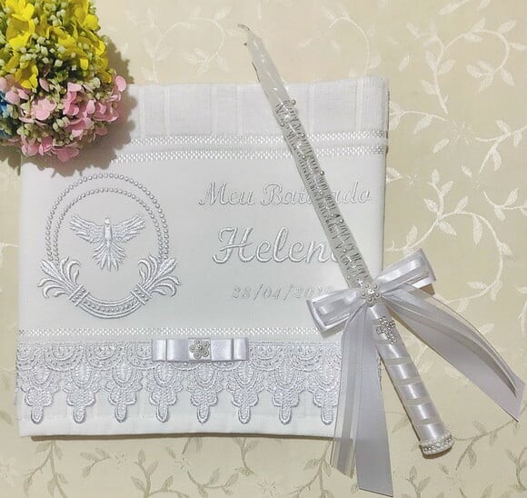 Toalhinha de Batizado Bordada e Vela Customizada