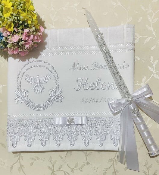 Toalhinha de Batizado Bordada e Vela Customizada