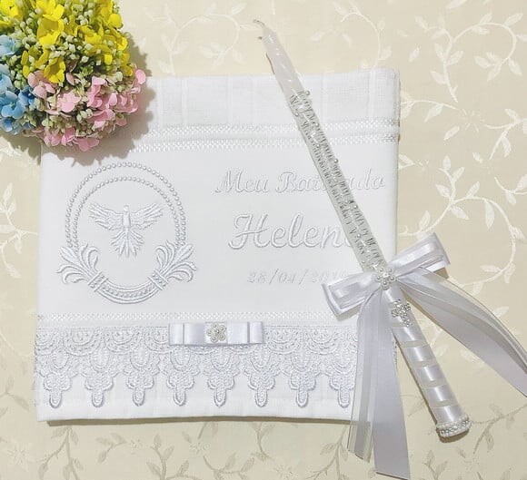 Toalhinha de Batizado Bordada e Vela Customizada