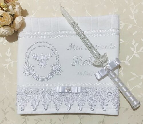 Kit de Batizado Toalha Bordada e Personalizada e Vela Decora