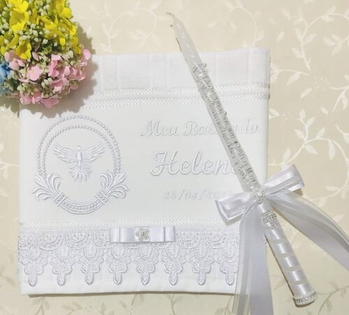 Toalhinha de Batizado Bordada e Vela Customizada