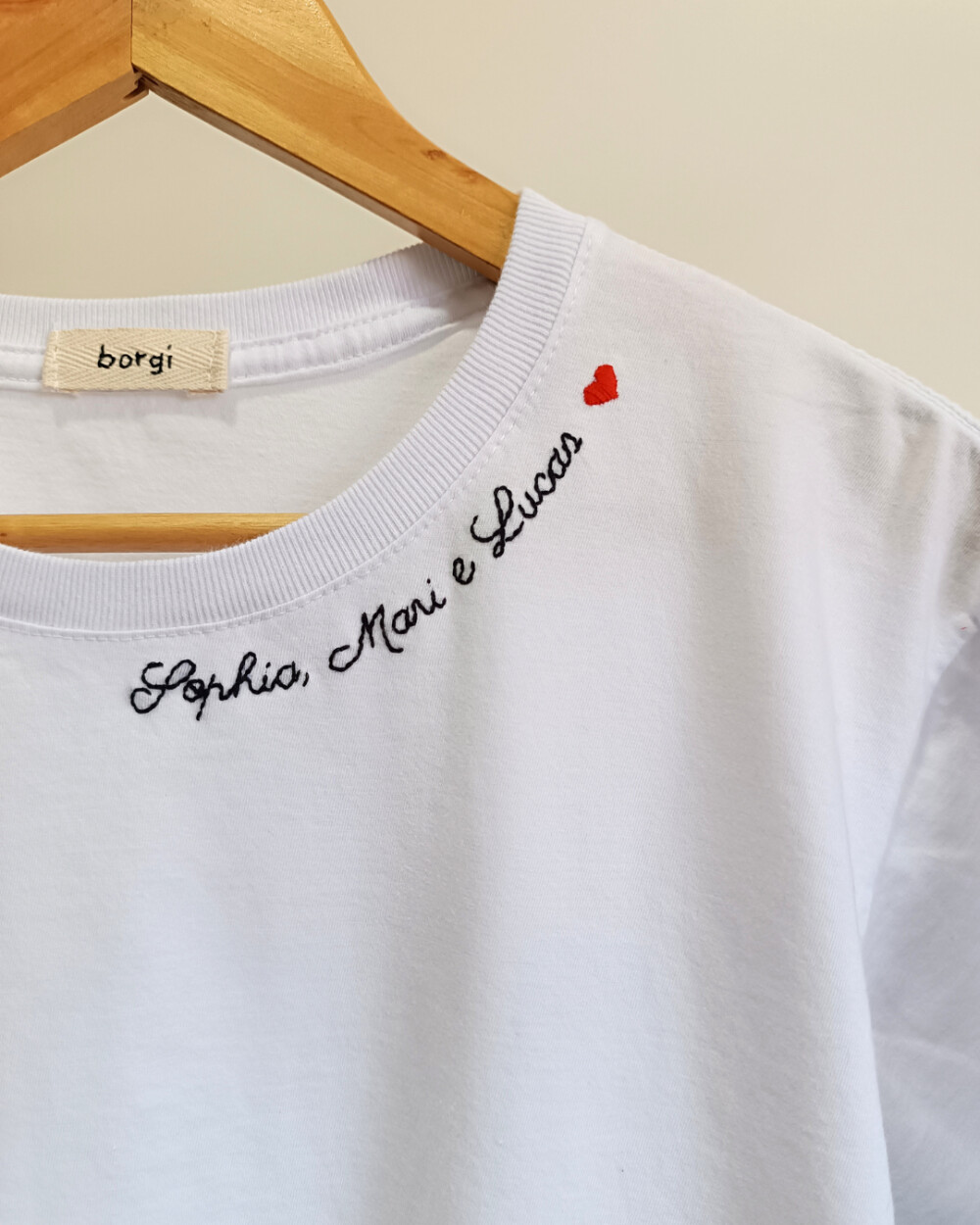 Camiseta Bordada à Mão Personalizada com Frase