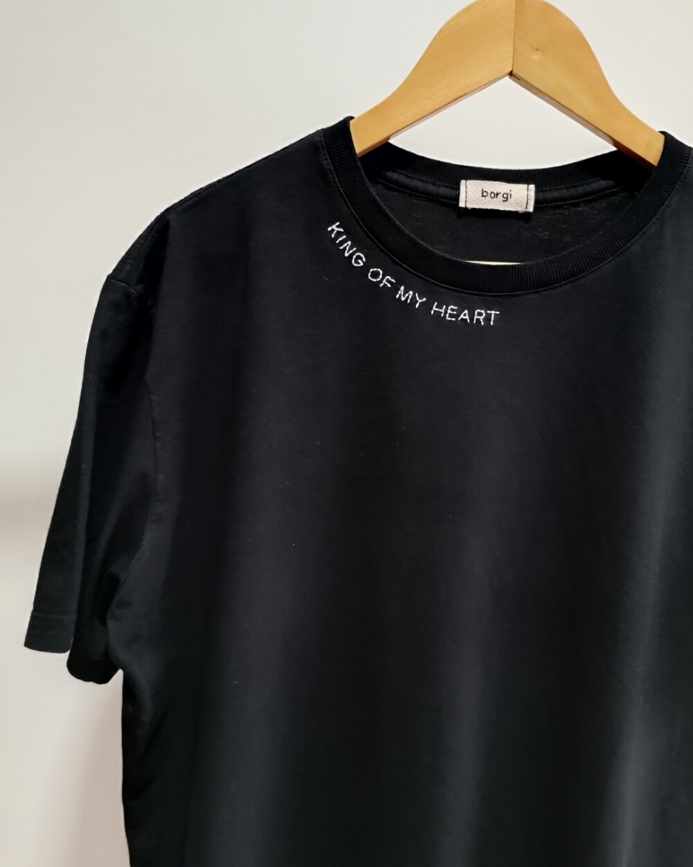 Camiseta Bordada à Mão Personalizada com Frase