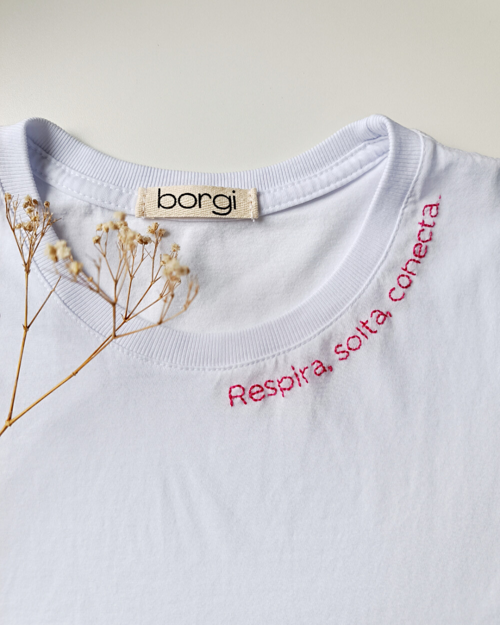 Camiseta Bordada à Mão Personalizada com Frase