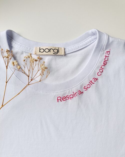 Camiseta Bordada à Mão Personalizada com Frase
