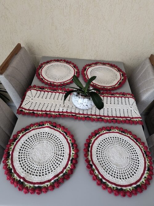 Kit 4 Sousplat + trilho de mesa Tulipas Vermelhas