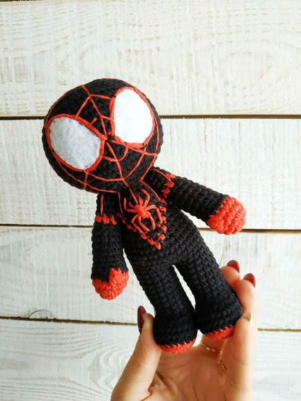 Homem Aranha Amigurumi- Receitas de amigurumi em PDF port