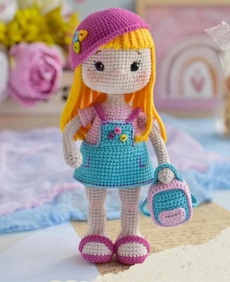 Receita Boneca Estudante Amigurumi