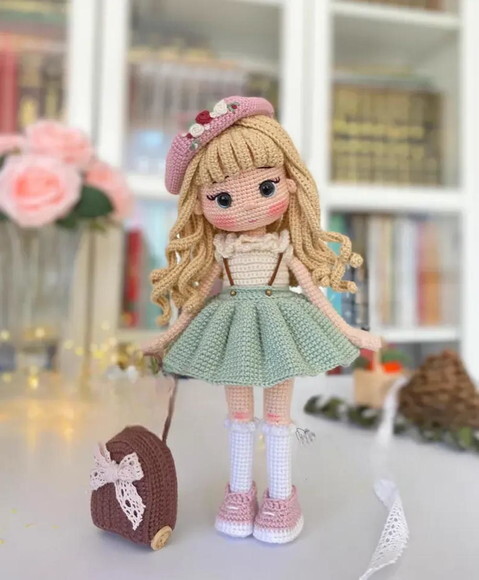 Receita Boneca Estudante Amigurumi