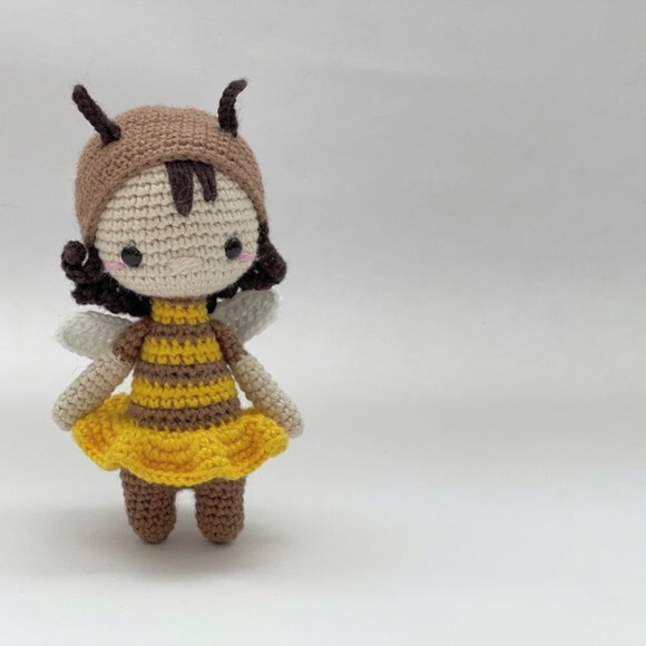 Receita em PDF - Boneca Abelha Amigurumi