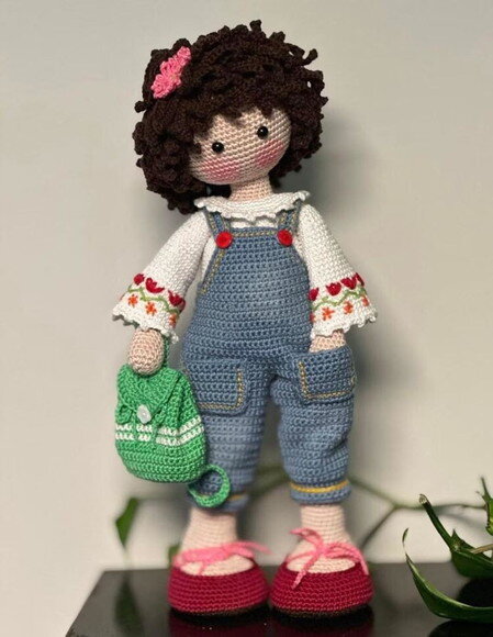 Receita Boneca de Jardineira Amigurumi