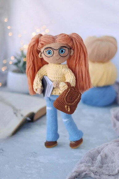 Receita Boneca Estudante Amigurumi