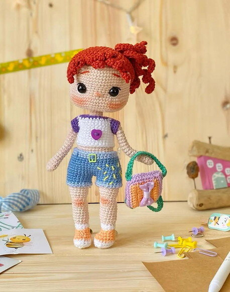 Receita Boneca Estudante Amigurumi