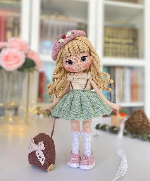 Receita Boneca Estudante Amigurumi