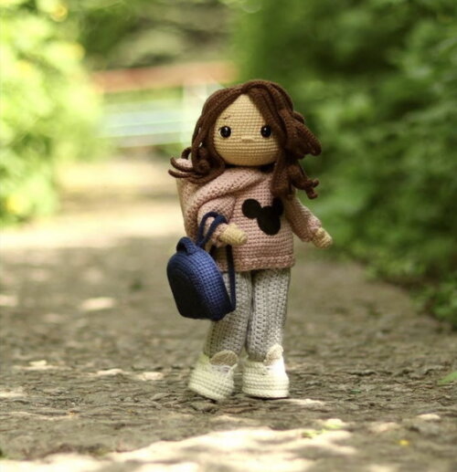 Receita Boneca Estudante Amigurumi