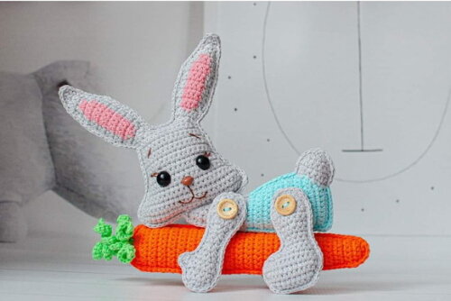 Receita Coelho Sentado na Cenoura Amigurumi