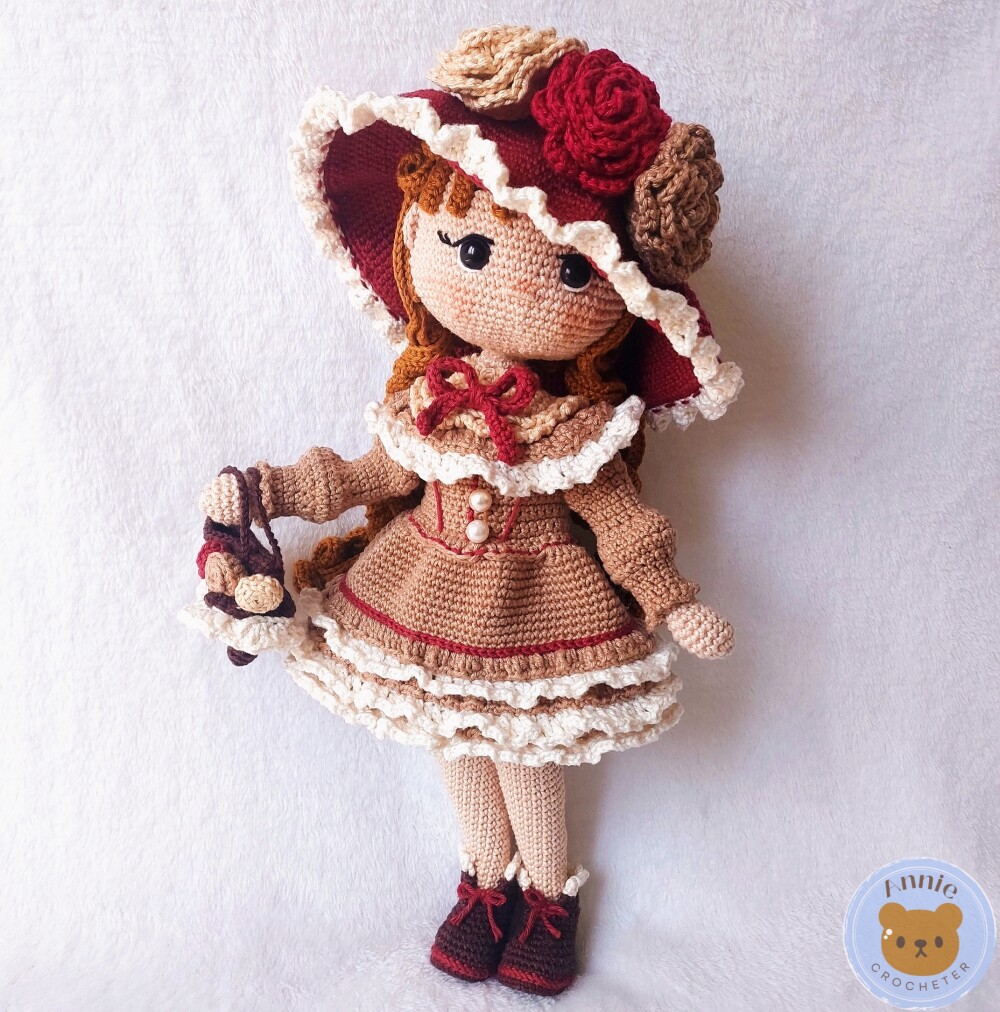 Boneca de Crochê Josephine Amigurumi Bege com Vermelho