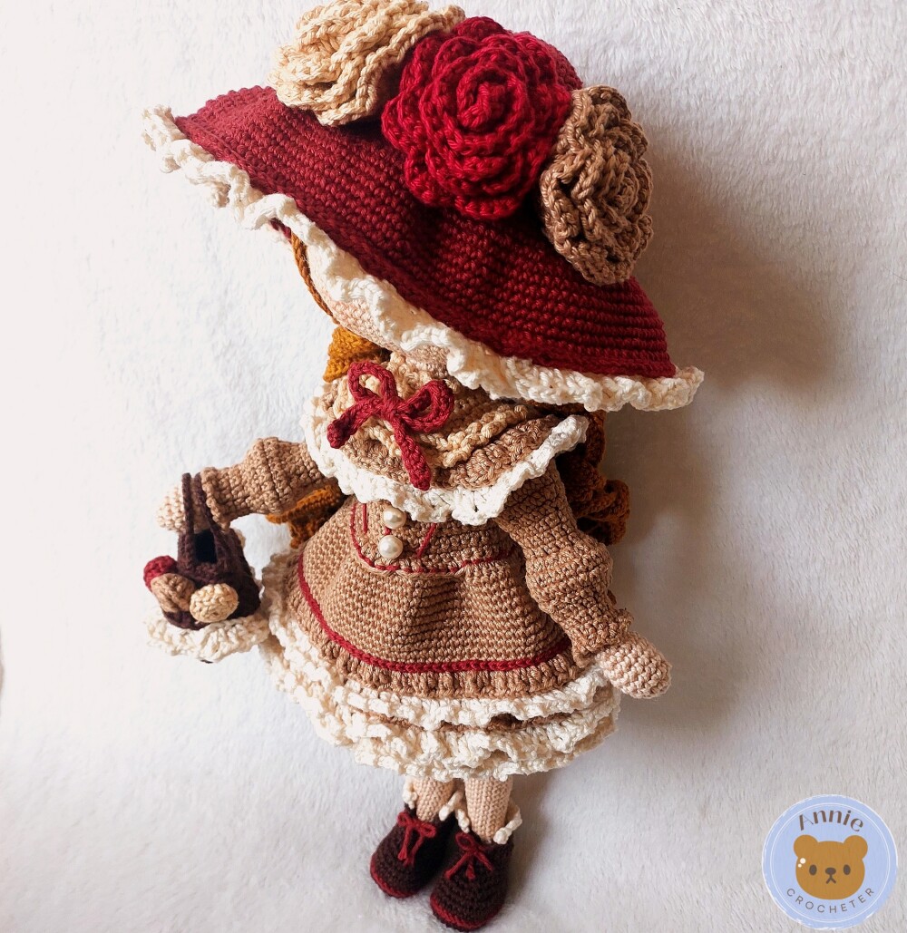 Boneca de Crochê Josephine Amigurumi Bege com Vermelho