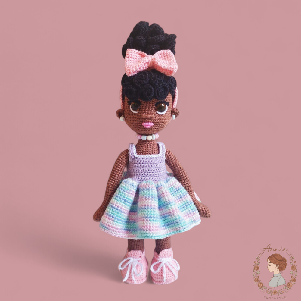 Boneca de Crochê Nívea Amigurumi Cores Claras