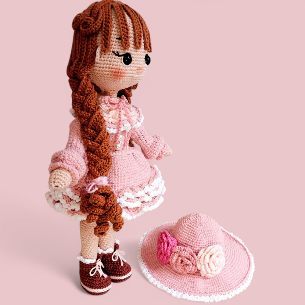 Boneca de Crochê Josephine Amigurumi Rosa Cabelo Castanho