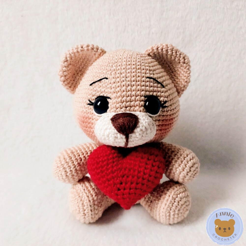Boneco Ursinho de Crochê com Coração Amigurumi Bege