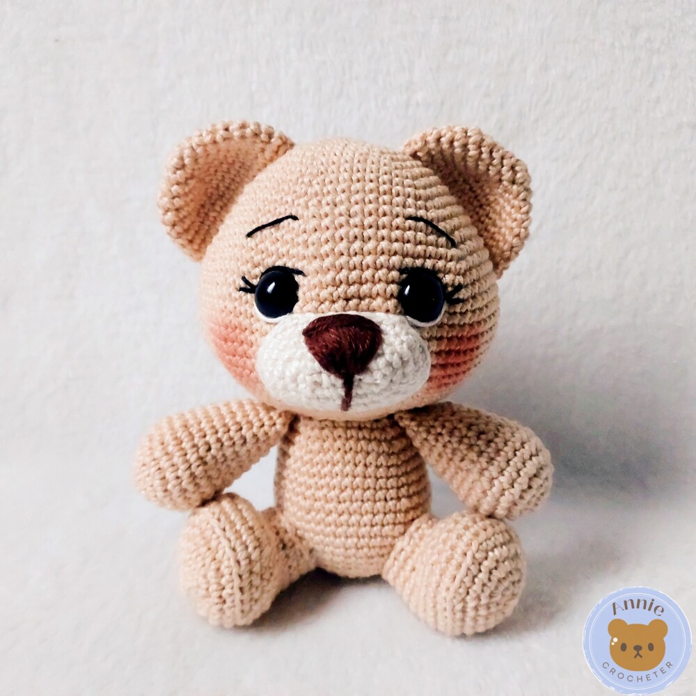 Boneco Ursinho de Crochê com Coração Amigurumi Bege