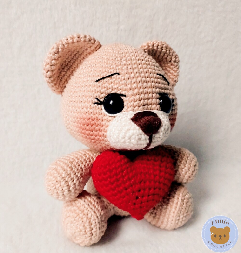 Boneco Ursinho de Crochê com Coração Amigurumi Bege