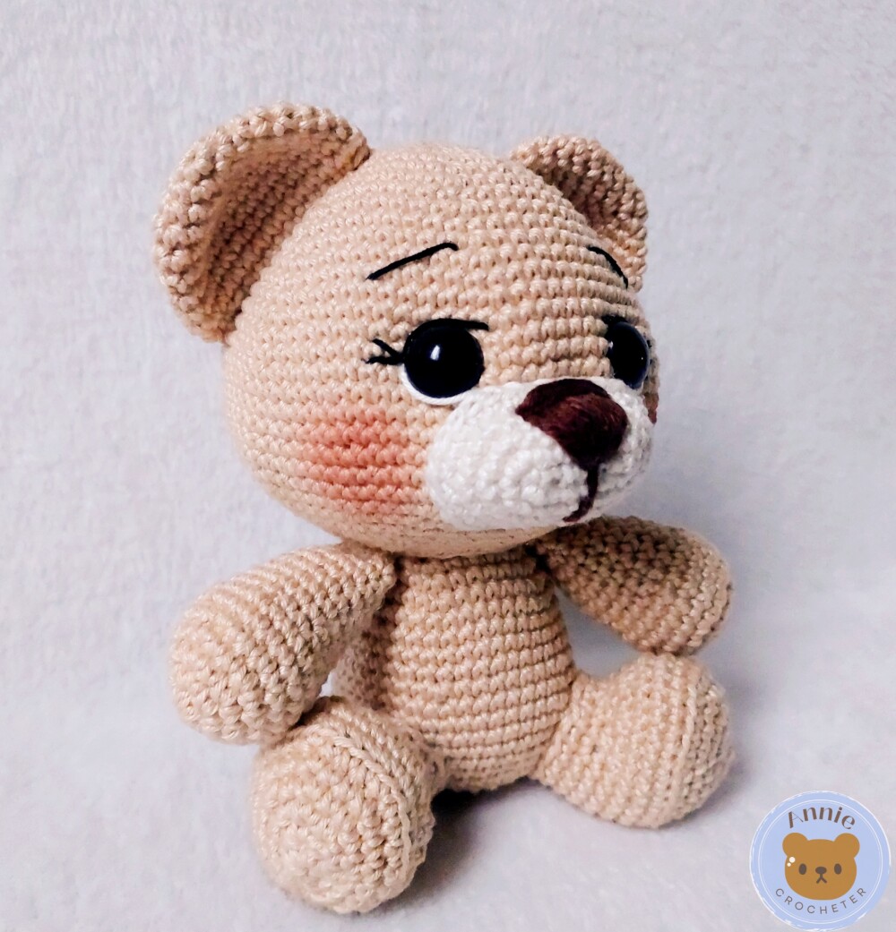 Boneco Ursinho de Crochê com Coração Amigurumi Bege