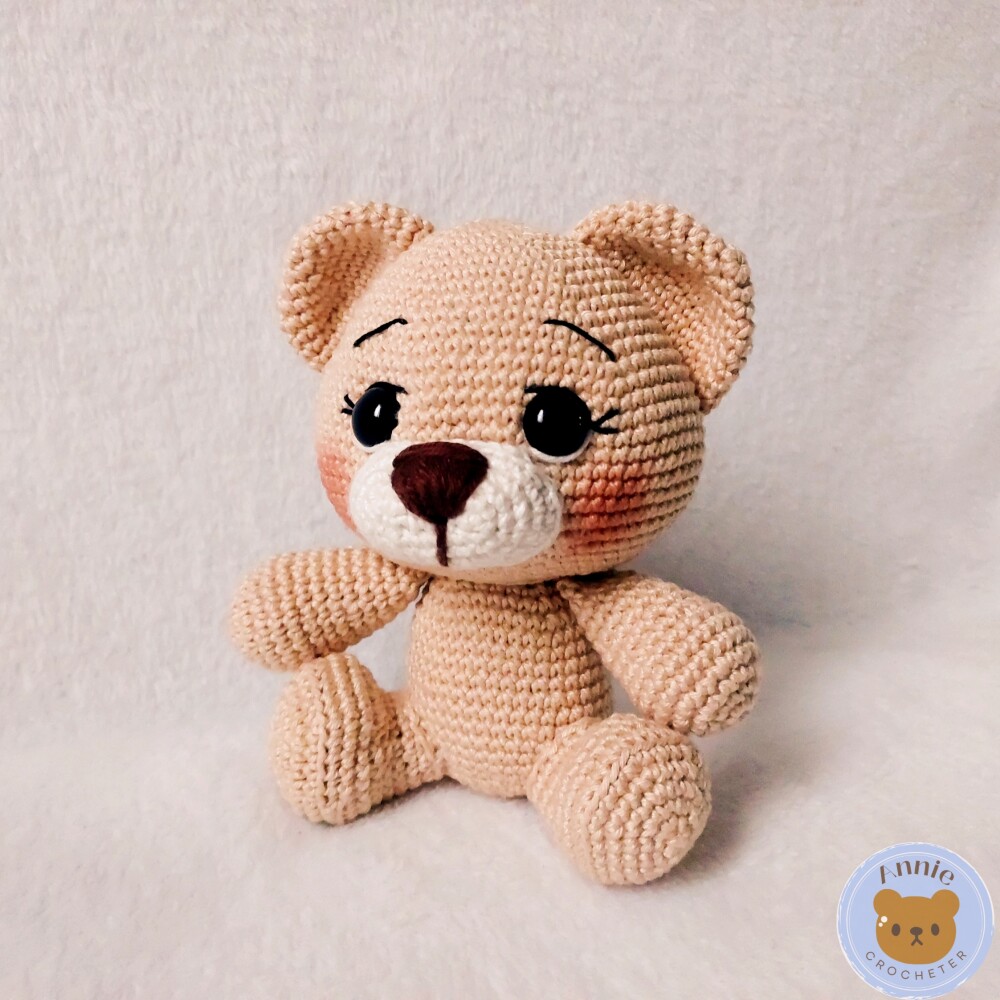 Boneco Ursinho de Crochê com Coração Amigurumi Bege