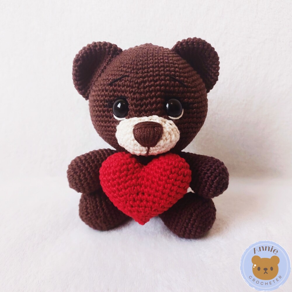 Boneco Ursinho de Crochê com Coração Pardo Amigurumi