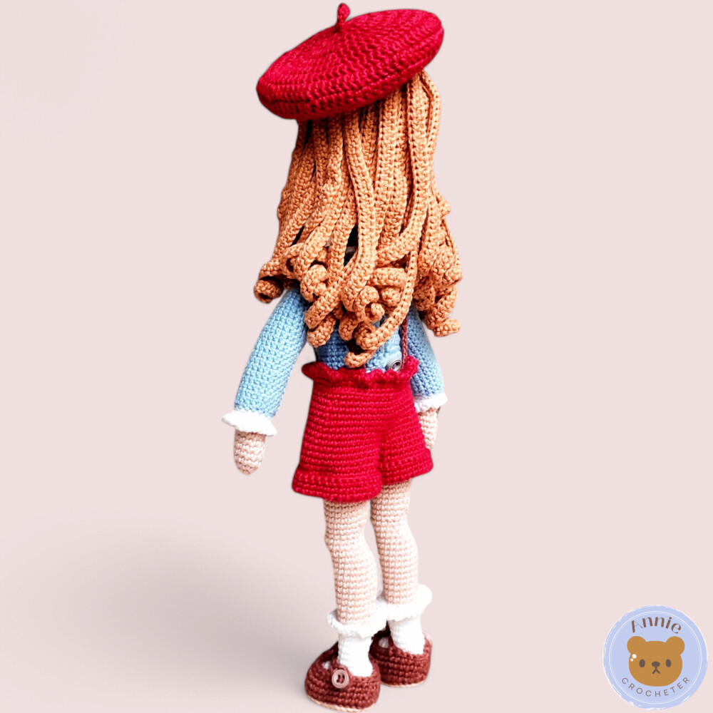 Boneca de Crochê Com Boina e Livro Kaylin Amigurumi