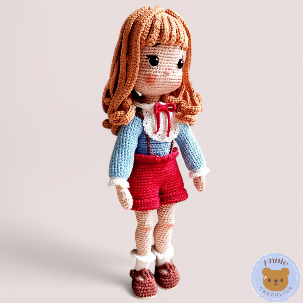 Boneca de Crochê Com Boina e Livro Kaylin Amigurumi