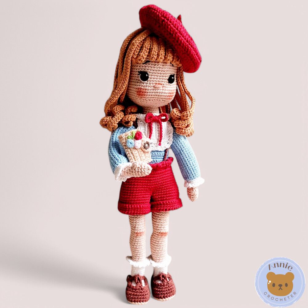 Boneca de Crochê Com Boina e Livro Kaylin Amigurumi