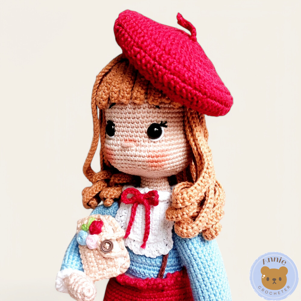 Boneca de Crochê Com Boina e Livro Kaylin Amigurumi