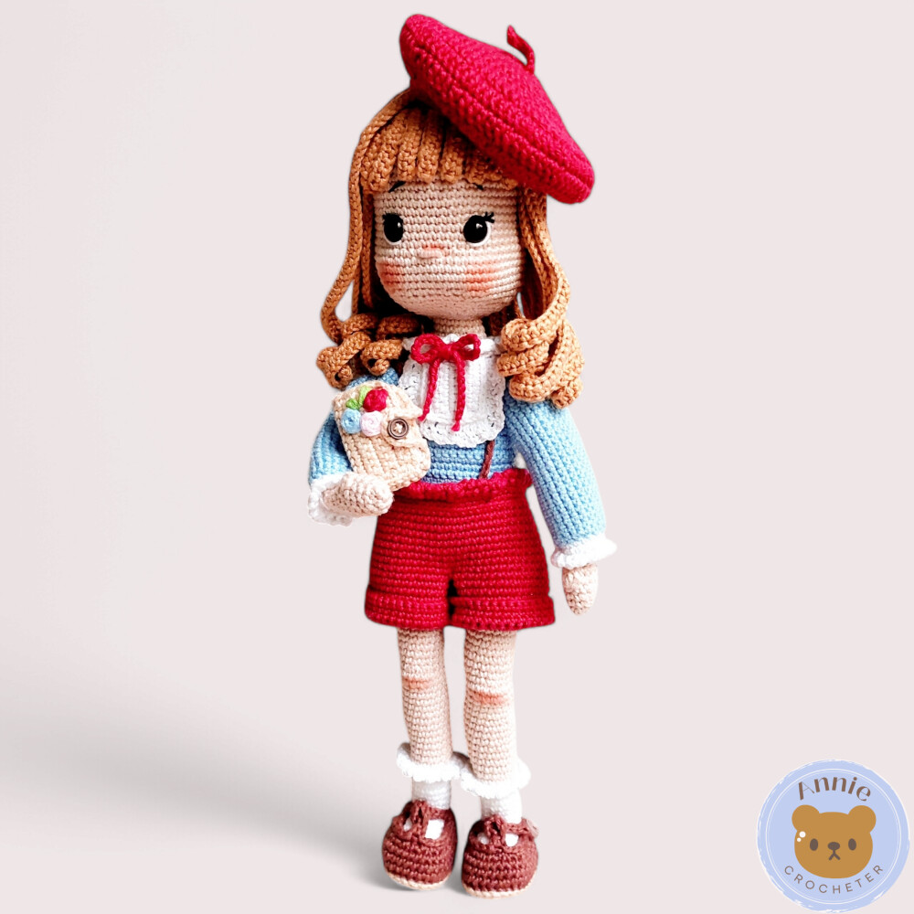 Boneca de Crochê Com Boina e Livro Kaylin Amigurumi