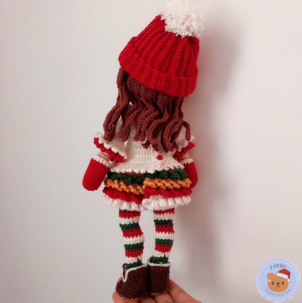 Boneca Natalina de Crochê com Gorro e Luvas